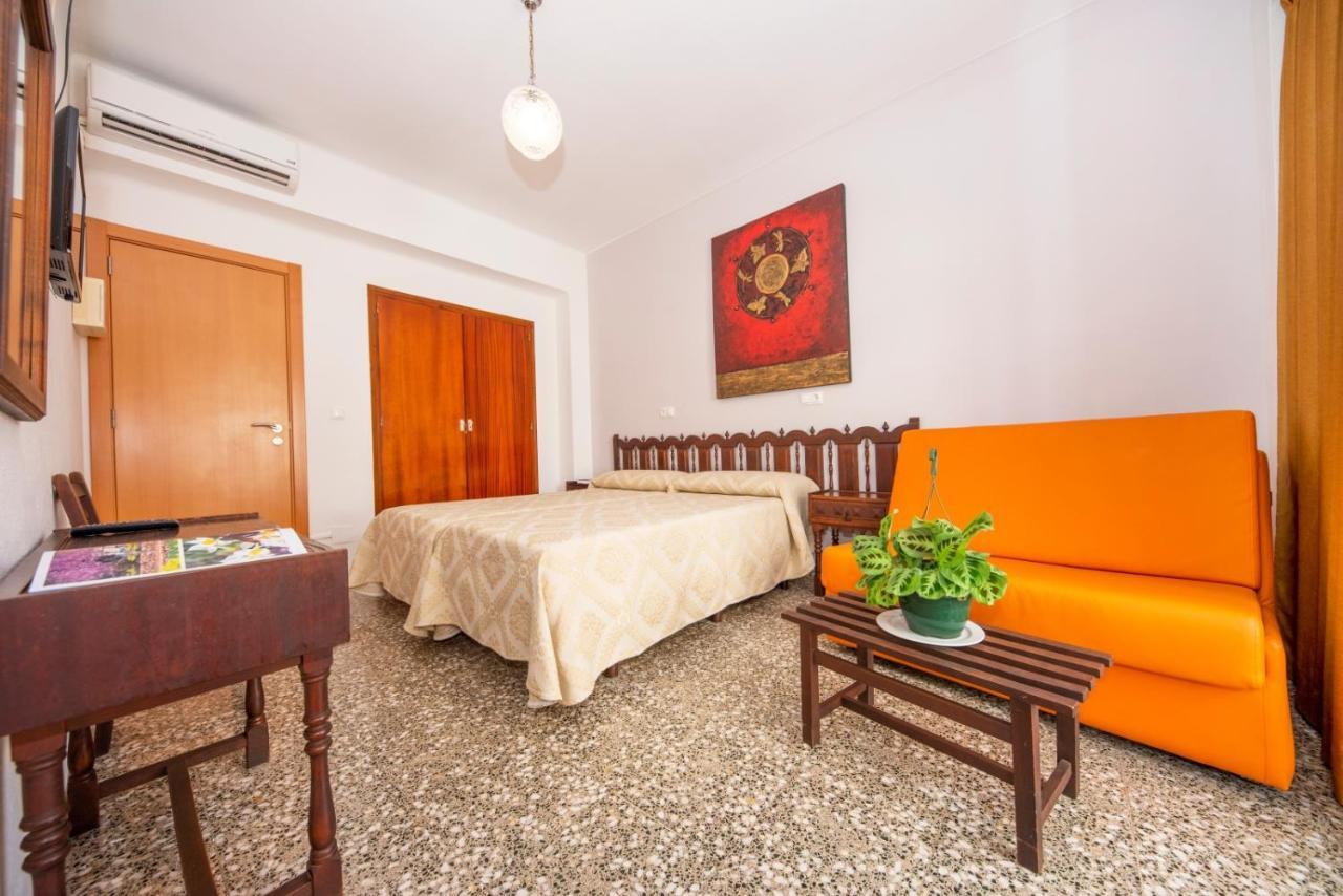 Hostal Y Apartamentos Santa Eulalia Santa Eularia des Riu Bagian luar foto
