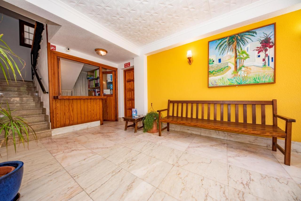 Hostal Y Apartamentos Santa Eulalia Santa Eularia des Riu Bagian luar foto