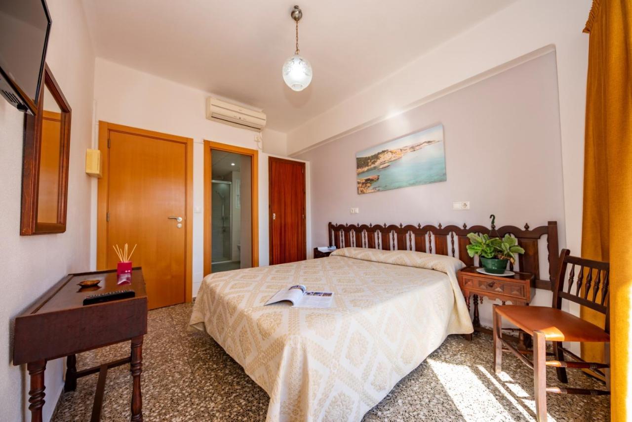 Hostal Y Apartamentos Santa Eulalia Santa Eularia des Riu Bagian luar foto