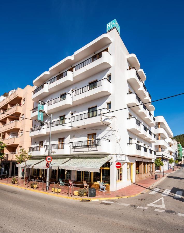 Hostal Y Apartamentos Santa Eulalia Santa Eularia des Riu Bagian luar foto