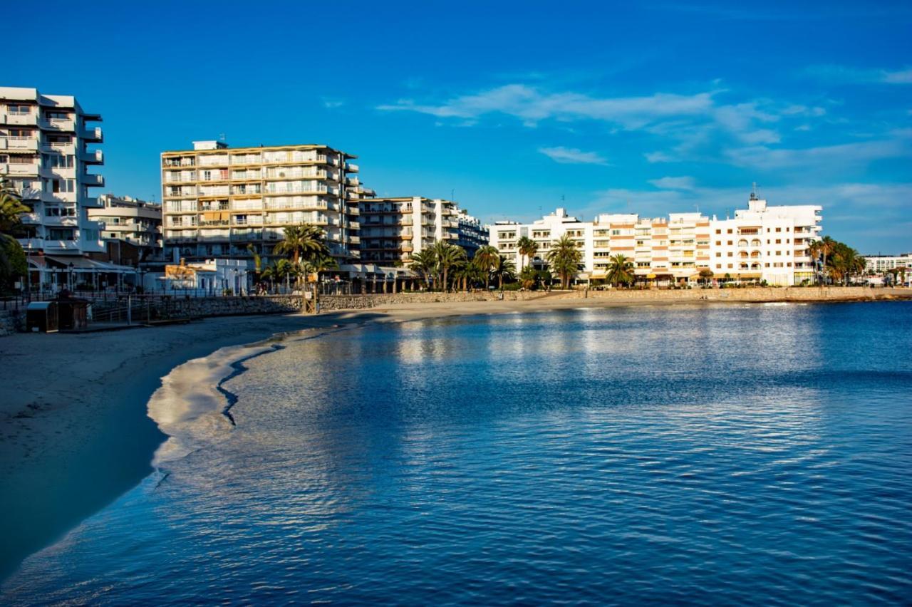 Hostal Y Apartamentos Santa Eulalia Santa Eularia des Riu Bagian luar foto