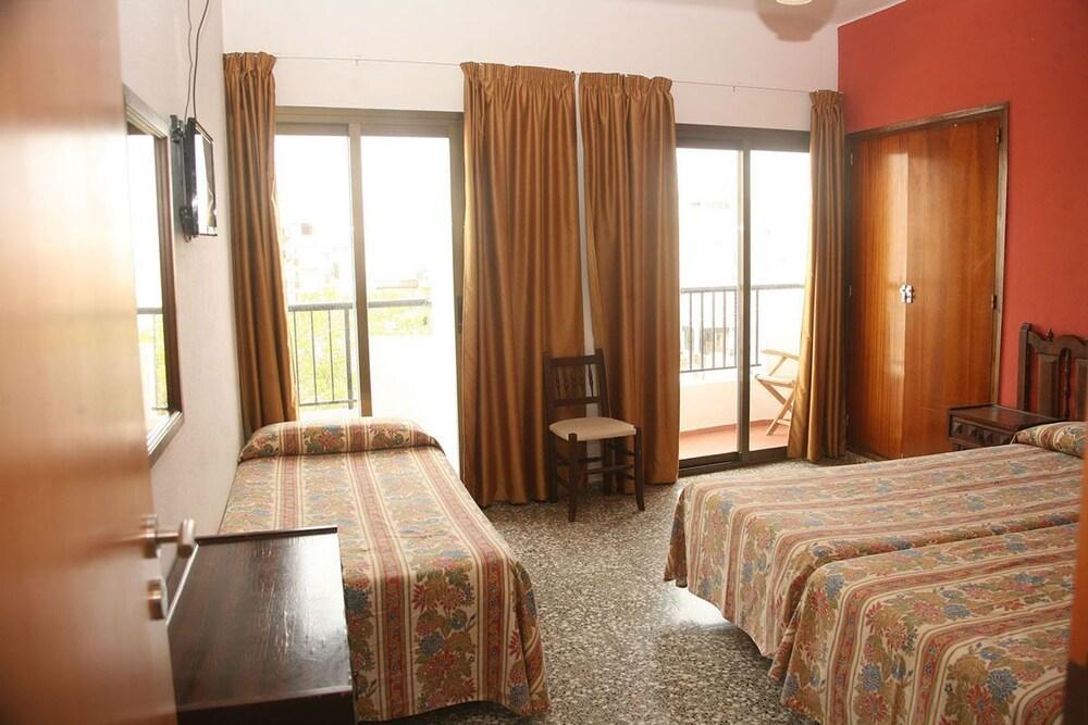 Hostal Y Apartamentos Santa Eulalia Santa Eularia des Riu Bagian luar foto