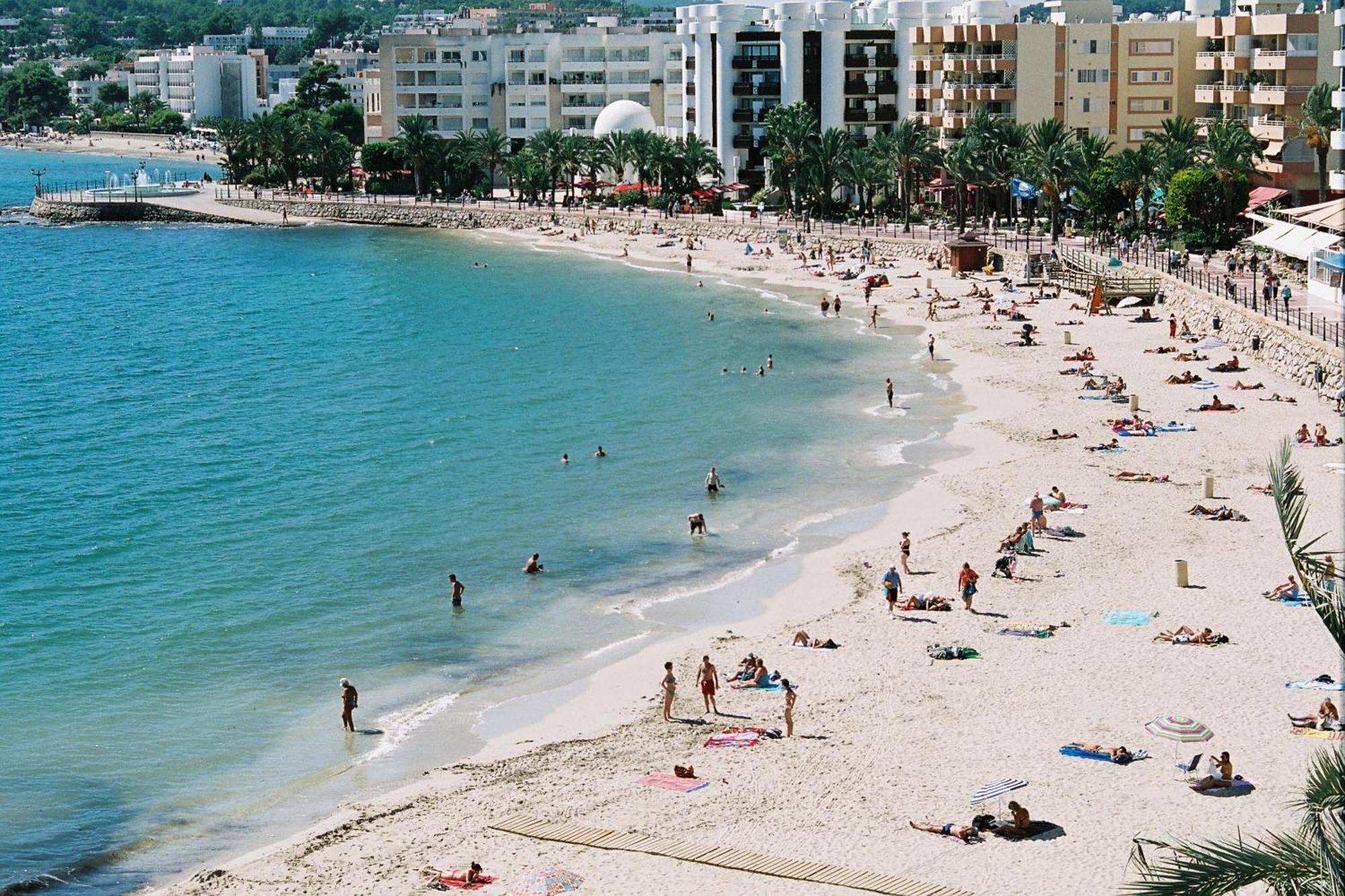 Hostal Y Apartamentos Santa Eulalia Santa Eularia des Riu Bagian luar foto