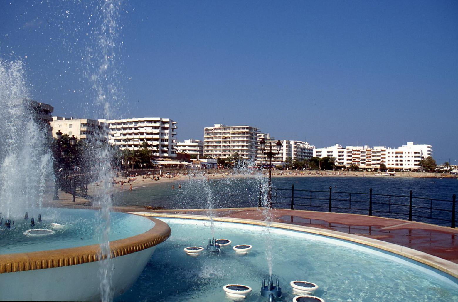 Hostal Y Apartamentos Santa Eulalia Santa Eularia des Riu Bagian luar foto