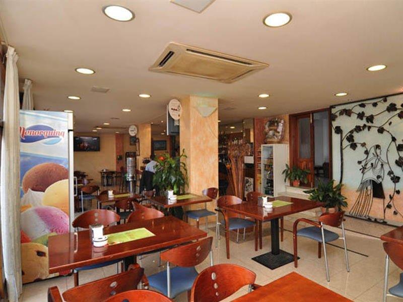 Hostal Y Apartamentos Santa Eulalia Santa Eularia des Riu Bagian luar foto