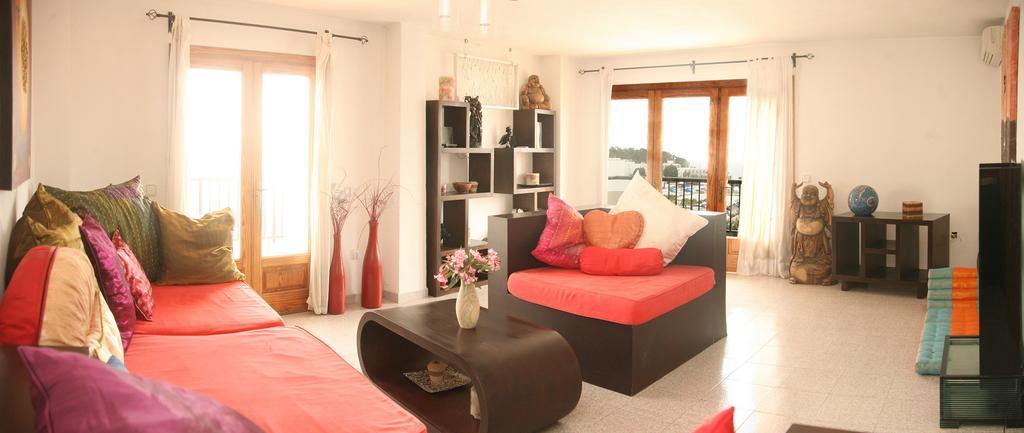 Hostal Y Apartamentos Santa Eulalia Santa Eularia des Riu Bagian luar foto