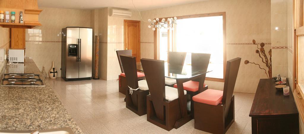 Hostal Y Apartamentos Santa Eulalia Santa Eularia des Riu Bagian luar foto