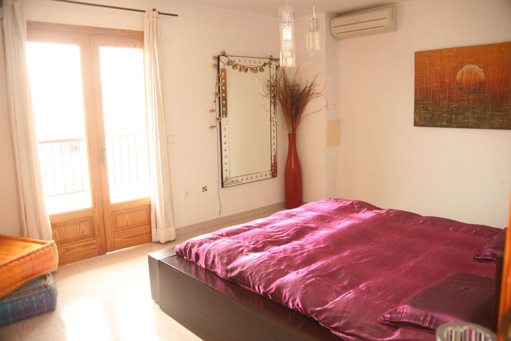 Hostal Y Apartamentos Santa Eulalia Santa Eularia des Riu Bagian luar foto