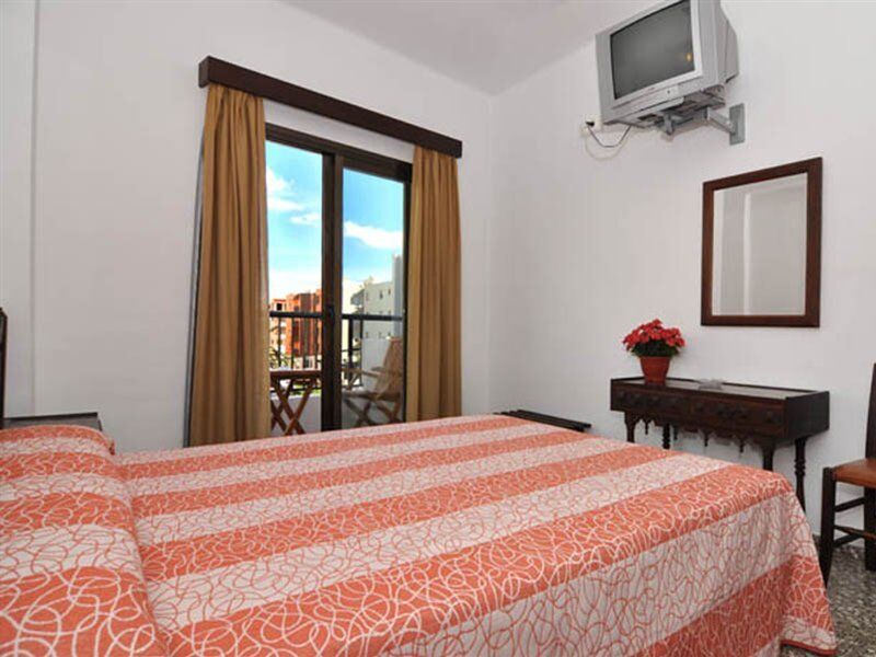 Hostal Y Apartamentos Santa Eulalia Santa Eularia des Riu Bagian luar foto